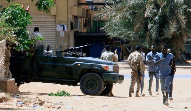 En Jartum, capital de Sudán, reportaron que aviones sobrevolaron bases de las FAR. Foto: AFP   