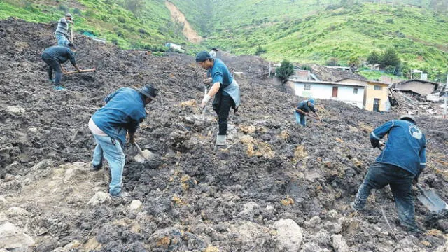  ¿y las máquinas? La población continuó buscando a los desaparecidos usando picos y palas. Foto:   