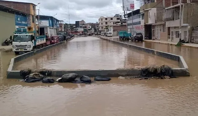 El río Tumbes se desbordó en el centro de la ciudad. Foto: Tumbes Noticias   