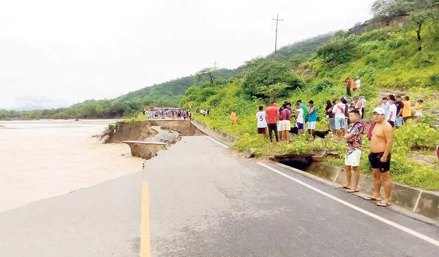 Daños. El aumento del caudal del río Serrán en el distrito de Salitral provocó el colapso de una carretera. Foto: difusión   