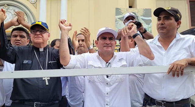  Las principales autoridades civiles y religiosas se unieron en la marcha en Piura. Foto: captura de Piura Noticias al Día   