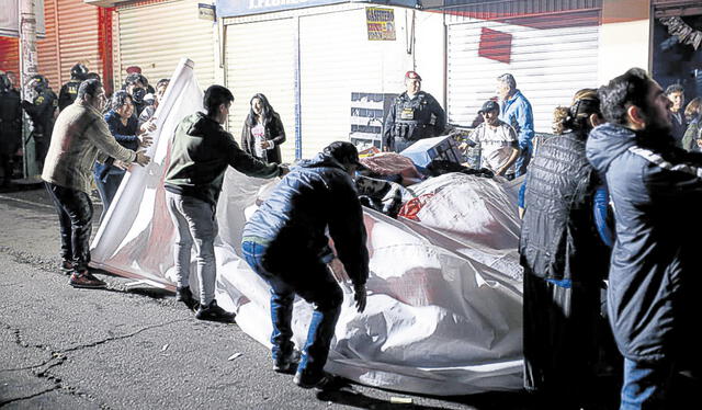  Rescate. Comerciantes sacaron su mercadería a la calle. Foto: Rodrigo Talavera/ LR   