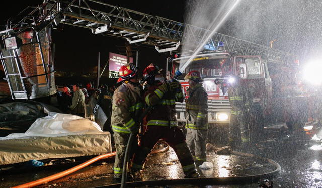  Trabajo. Bomberos lucharon para apagar incendio. Foto: Rodrigo Talavera/ LR   