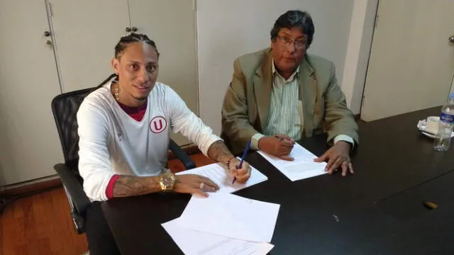 Juan Pablo Pino, junto con Raúl Leguía, cuando firmó su contrato con Universitario. Foto: Universitario   