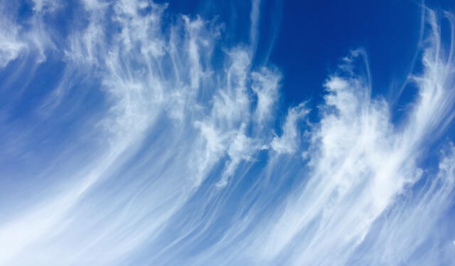 Las nubes alargadas de aspecto fibroso son del tipo Cirrus y es común verlas en ciudades andinas. Foto: Pixabay 