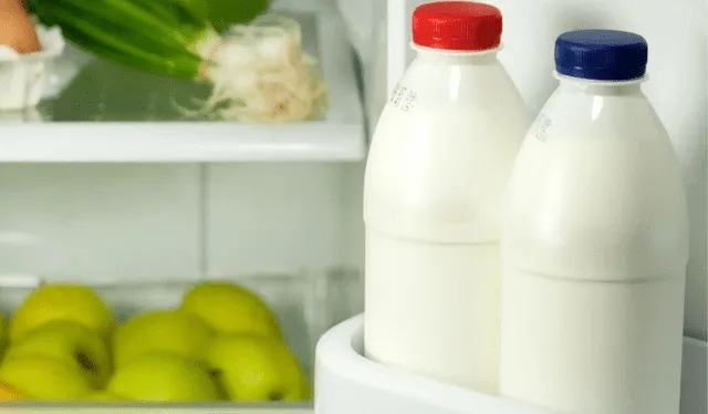 No es recomendable guardar la leche en la puerta de la refrigeradora. 