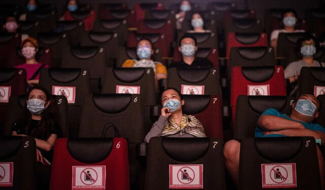 A raíz de la pandemia de la COVID-19, se impusieron en 2021 restricciones sanitarias como reducir el porcentaje de aforo. Foto: Andina 