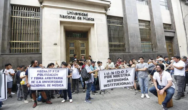  Plantón de alumnos y docentes el lunes. Se repitieron durante toda la semana. Foto: John Reyes/ La República    