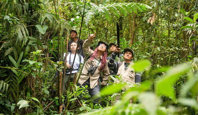  La primatóloga junto a un grupo de exploración en los Andes tropicales, la casa del mono choro de cola amarilla. Foto: La República    