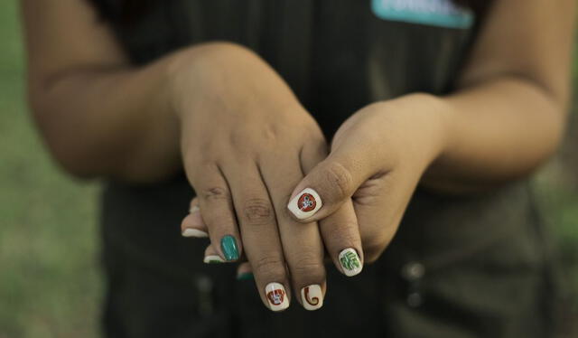  La manicura de Fanny, una muestra de su amor por los primates. Foto: La República    