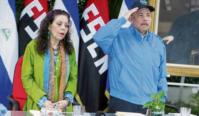  Dictadores. Daniel Ortega y su esposa, Rosario Murillo, decidieron expulsar y quitar la nacionalidad de los dirigentes opositores. Foto: EFE    