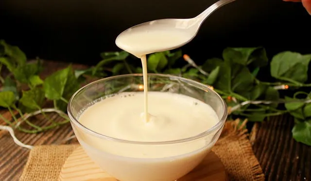 La leche evaporada es un alimento líquido que se obtiene por eliminación parcial del agua únicamente de la leche.