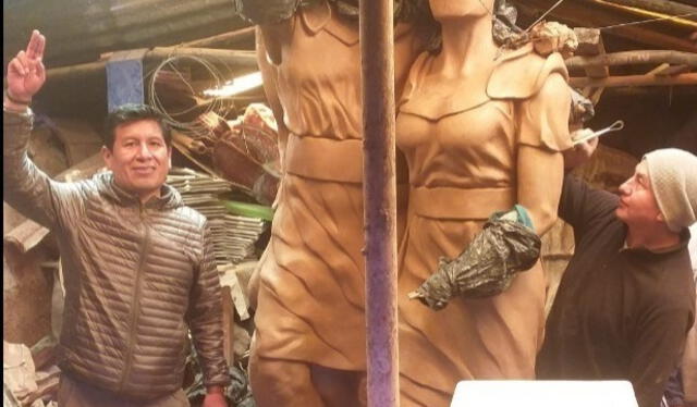  Actual regidor municipal y escultor en creación de las figuras de Manco Cápac y Mama Ocllo. Foto: captura de Facebook/Liubomir Fernández