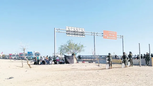  Frontera. Ayer, la cantidad de migrantes había disminuido. Foto: Liz Ferrer   