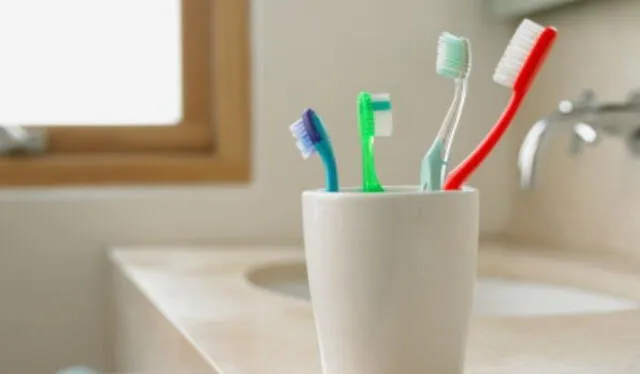  Dejar el cepillo de dientes dentro del baño puede ser peligroso para tu higiene bucal.