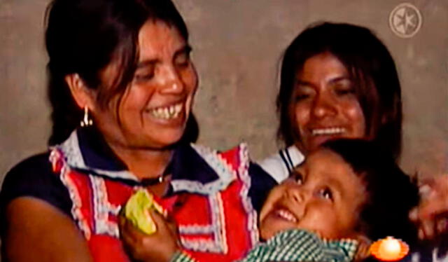 Inés Ramírez y su hijo Orlando, a quien salvó de morir en su vientre. Foto: captura de YouTube   