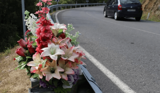 Usualmente, cuando hay un accidente mortal en la carretera, se coloca una pequeña tumba como señal de respeto en el lugar. Foto: Autobild.es   