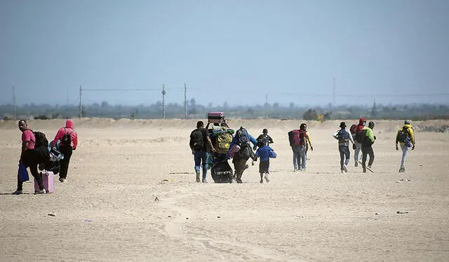 Los migrantes deben cruzar por el caluroso desierto entre Chile y Perú Foto: Agencia uno   