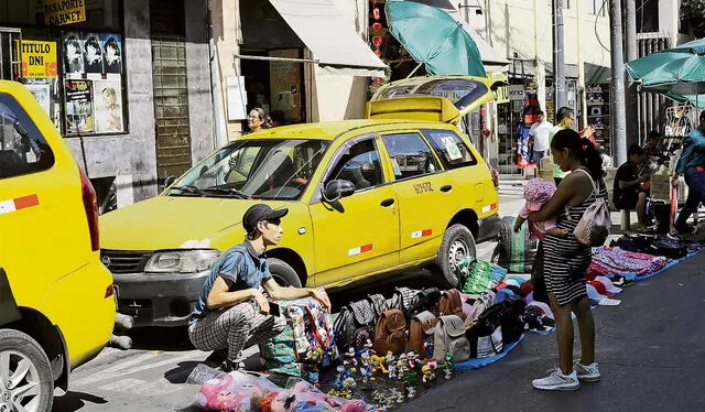 En la vía. Los comerciantes pagan cupos por usar la calzada. Foto: Gerardo Marin/ La República   