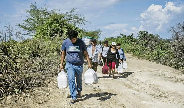 Apoyo. Pobladores llevan almuerzo a los trabajadores que vienen laborando en el dique. Foto: Malú Ramahí   