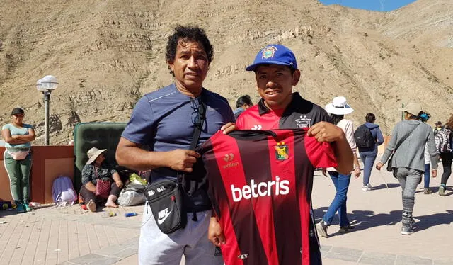  Rojinegro. Exjugador de Melgar, Freddy Torrealva, llegó a Chapi junto a 15 familiares desde Pisco. Hinchas del Dominó lo reconocieron en el santuario. Foto: Wilder Pari/ LR   