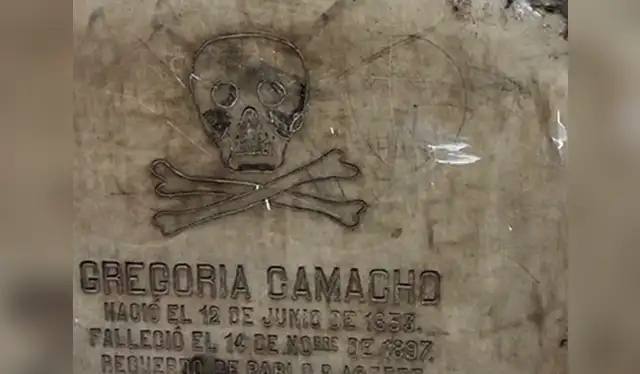 Brujos y chamanes visitan una tumba del pabellón de los suicidas del cementerio Presbítero Maestro. Foto: El Archivador/Facebook   