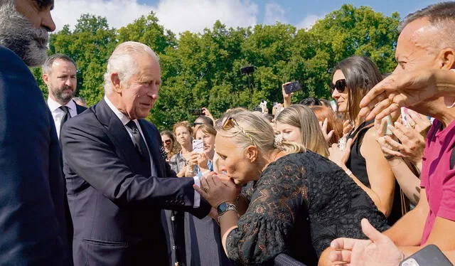 Saludos. Súbditos ingleses saludan al rey Carlos III en Londres. Foto: AFP   