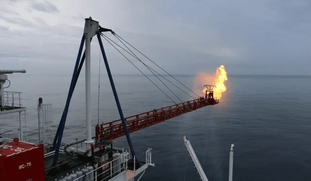  Llamarada de gas expulsada por un quemador en un buque que explora hidratos de metano. Foto: Times of India / Twitter 