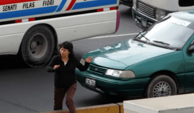 Cruzar la calzada con imprudencia es una infracción que los peatones suelen cometer con frecuencia. Foto: Andina   