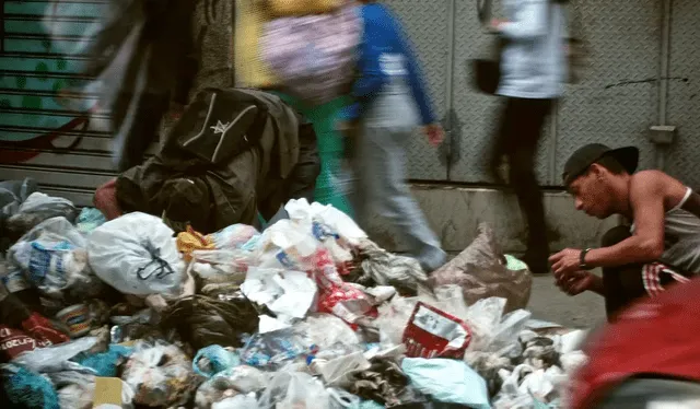Personas hurgando en la basura en Venezuela. Foto: Infobae/Cristhoferson Zamora   