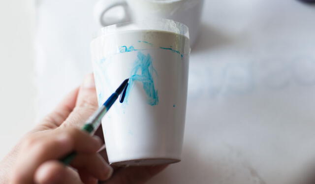  En las tazas en blanco, podrás escribir un lindo mensaje para tu mamá. Foto: Pintar sin parar   