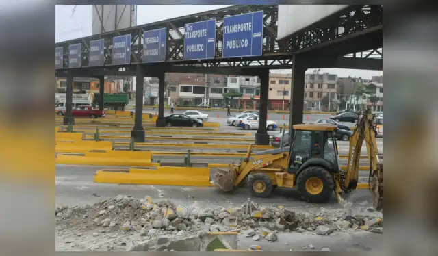  Obras de demolición del extinto peaje de la avenida Faucett. Foto: Andina   