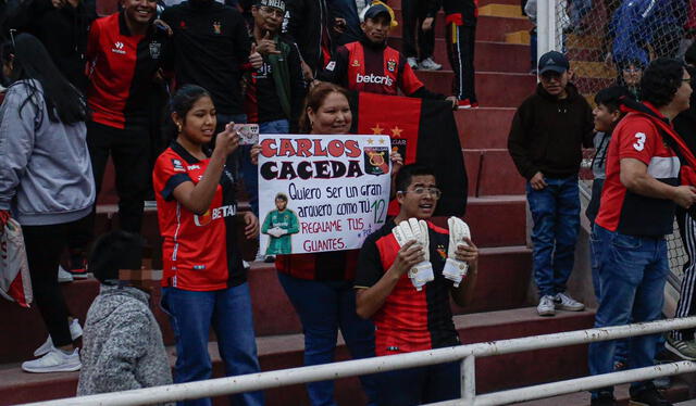  Muchacho quedó feliz tras recibir guantes. Foto: Rodrigo Talavera/La República   