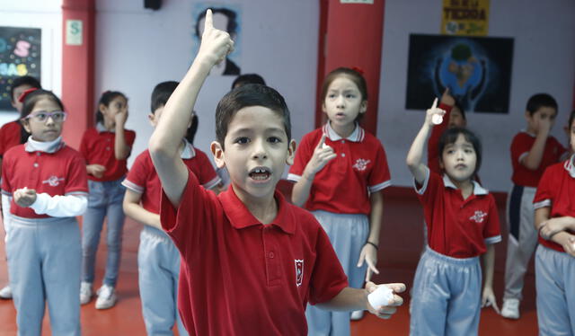  Este año, Joaquín (7) lideró la teatralización del poema Ágape a cargo del segundo grado. Foto: Marco Cotrina/La República   