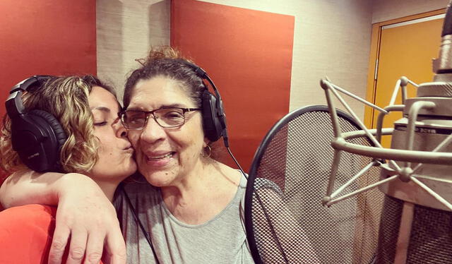  Lourdes Carhuas tras una sesión de grabación en estudio con su hija Larissa. Foto: archivo LR   