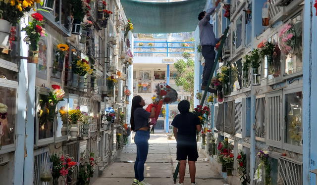  Familias dejaron flores en las tumbas. Foto: Leonela Aquino/La República 