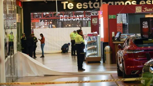 La Policía de Bogotá cercó la escena del crimen en el patio de comidas del centro comercial Unicentro. Foto: El Tiempo   