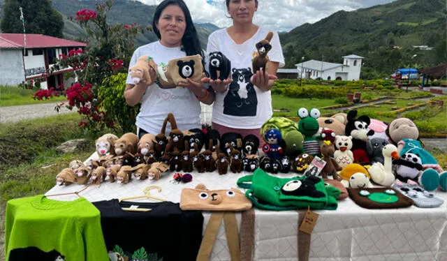  Artesanas del amazonas. Saraí Cieza Goñas y Miriam Portocarrero Lápiz forman parte de la asociación Oso Dorado en Corosha.Foto: Archivo ACODHBA    