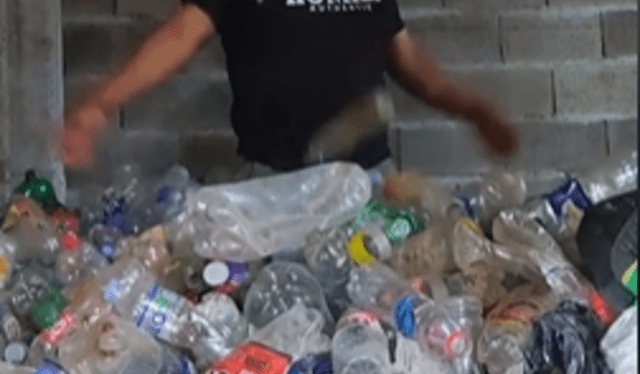 Botellas se usan para realizar escobas caseras. Foto: captura de video/juanpi.72   