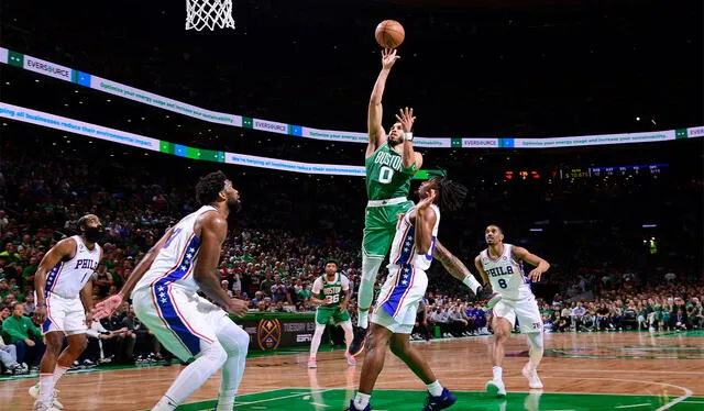 Jayson Tatum anotó 51 puntos en el juego 7 de Celtics vs. 76ers. Foto: AFP   