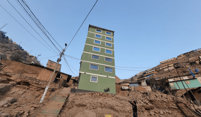 La insólita casa de 7 pisos en un asentamiento humano de SJL