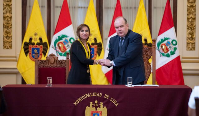 Rafael López Aliaga condecorando a Patricia Benavides el 8 de marzo en el Palacio Municipal. Foto: MML   