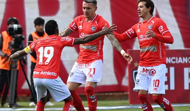 Carlos Garcés celebrando junto a Alberto Quintero y Juan Romagnoli, los otros atacantes extranjeros de Cienciano. Foto: Cienciano 