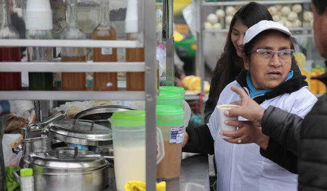 Emolienteros del Perú empiezan su rutina de trabajo a la 1 de la la madrugada. Foto: Andina   