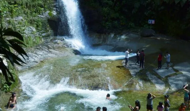  La catarata Tina de Piedra atrae a cientos de turistas que gustan de bañarse en sus aguas. Foto: Aventuras Satipo/Facebook   