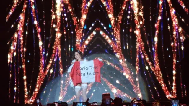  Gloria Trevi levanta la bandera peruana. Foto: Paolo Zegarra/LR  