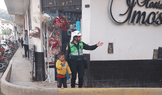 La agente de la Policía trabaja en la comisaría de Chachapoyas. Foto: Alan Rayco Tuesta/Facebook   