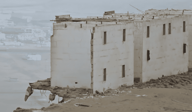  Casas ubicadas en lo alto de una de los cerros que se ubican a escasos metros de la playa. Foto: captura de YouTube/Dilo Nomás 