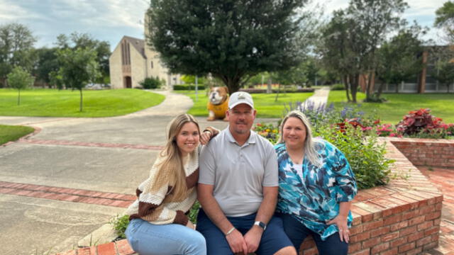 Ashley Adams con sus padres Greg y Robyn. Foto: Universidad Luterana de Texas   