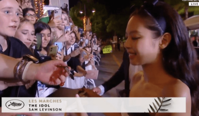 Jennie firmó autógrafos en la red carpet de Cannes 2023. Foto: France TV   